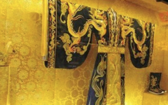 古代的皇帝经常穿龙袍吗？如果龙袍被弄脏了怎么办？