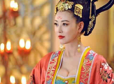唐朝服装文化如何？真的流行"低胸装"吗？
