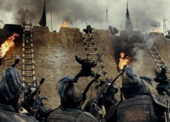 古代打仗遇到攻城时，守城士兵不推倒梯子反而扔石头和木桩的原因是什么？