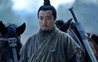 刘备出身草根，他是如何成为一代英雄的呢？