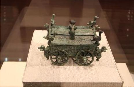 古代马车为什么大多数都是两个轮子 多装几个轮子不是更好吗