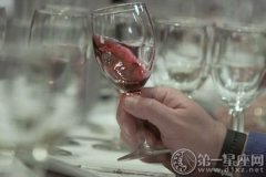 酒文化礼仪详解：正确的红酒杯的拿法