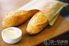 ​传统法国象征性面包：法棍面包的做法