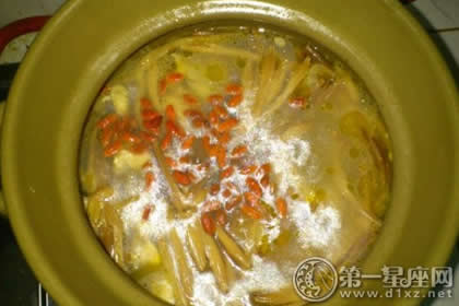 黄花菜板栗鸡汤