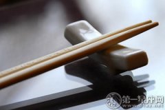 餐桌礼仪：吃完饭筷子方向朝哪边？