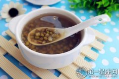 健康小常识：吃药能喝绿豆汤吗