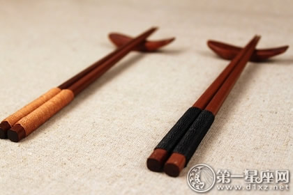 日本人吃饭用筷子吗？