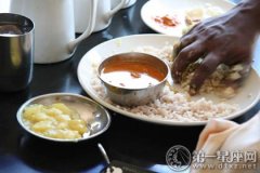 饮食文化：印度人用哪只手吃饭？