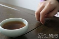 广州的饮茶风俗独特之处：叩手谢茶