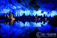 桂林山水的特点是什么：山形奇秀，石色苍蓝