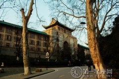 武汉大学有几个门，赏樱花最近的门是哪个