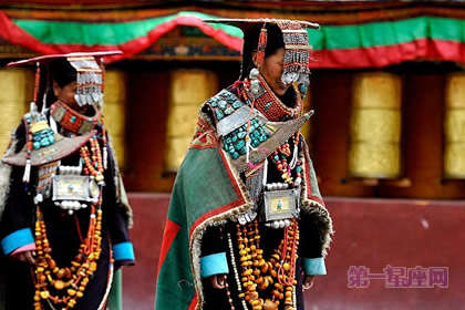 色彩斑斓的西藏服饰文化