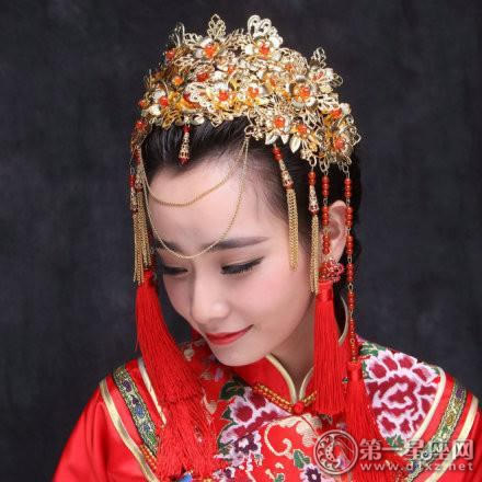 中式传统婚礼新娘头饰2