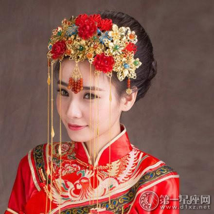 中式传统婚礼新娘头饰5