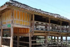 德昂族的建筑：德昂族喜居干栏式竹楼