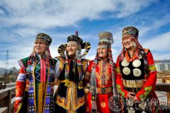 充满草原风格的蒙古族服饰叫什么名字