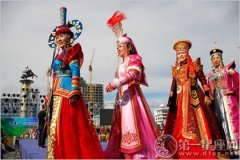 健康与美的结合：蒙古族服饰女装图片