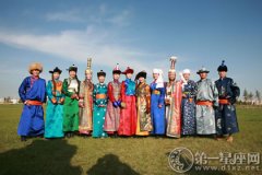 充满草原风情的蒙古族服饰图片