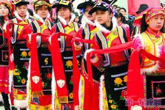 羌族羌红与藏族的哈达有什么异同？