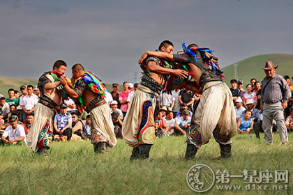 那达慕大会精彩的蒙古族摔跤