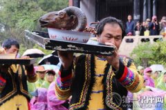 彝族传统火把节的民俗特质
