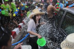 泰国泼水节的习俗只泼水？太天真！