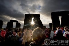英国民众迎冬至方式：巨石阵前的热舞